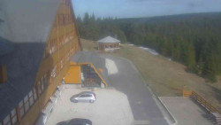 Parkoviště a hlavní vchod