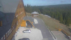 Parkoviště a hlavní vchod