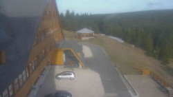 Parkoviště a hlavní vchod