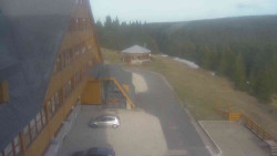 Parkoviště a hlavní vchod