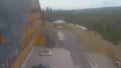 Parkoviště a hlavní vchod