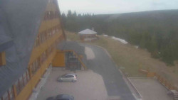 Parkoviště a hlavní vchod