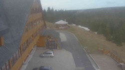 Parkoviště a hlavní vchod