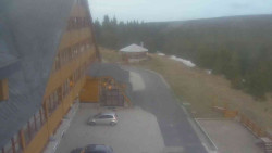 Parkoviště a hlavní vchod