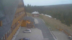 Parkoviště a hlavní vchod