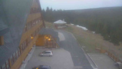 Parkoviště a hlavní vchod