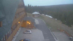 Parkoviště a hlavní vchod