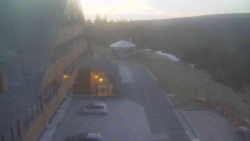 Parkoviště a hlavní vchod