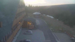 Parkoviště a hlavní vchod