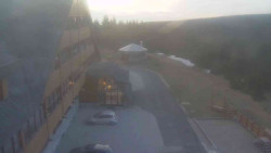 Parkoviště a hlavní vchod