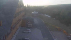 Parkoviště a hlavní vchod