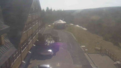 Parkoviště a hlavní vchod