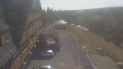 Parkoviště a hlavní vchod