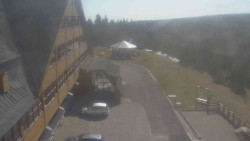 Parkoviště a hlavní vchod