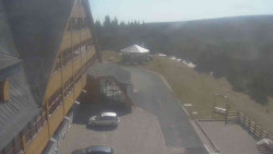 Parkoviště a hlavní vchod