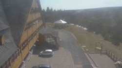 Parkoviště a hlavní vchod