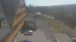 Parkoviště a hlavní vchod