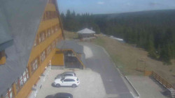 Parkoviště a hlavní vchod