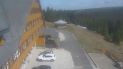 Parkoviště a hlavní vchod