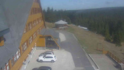 Parkoviště a hlavní vchod