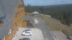 Parkoviště a hlavní vchod