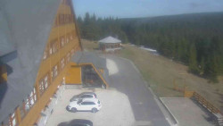 Parkoviště a hlavní vchod