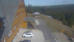 Parkoviště a hlavní vchod