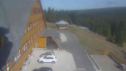 Parkoviště a hlavní vchod