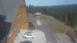 Parkoviště a hlavní vchod