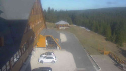 Parkoviště a hlavní vchod