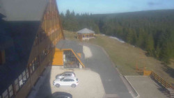 Parkoviště a hlavní vchod