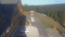 Parkoviště a hlavní vchod