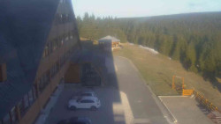 Parkoviště a hlavní vchod