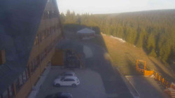 Parkoviště a hlavní vchod