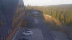 Parkoviště a hlavní vchod