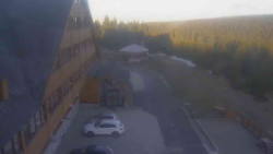 Parkoviště a hlavní vchod