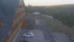 Parkoviště a hlavní vchod