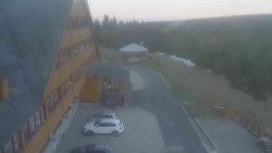 Parkoviště a hlavní vchod