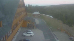 Parkoviště a hlavní vchod