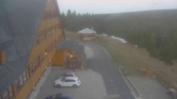 Parkoviště a hlavní vchod