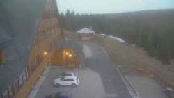 Parkoviště a hlavní vchod