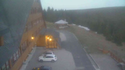 Parkoviště a hlavní vchod