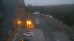 Parkoviště a hlavní vchod