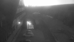 Parkoviště a hlavní vchod