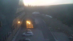 Parkoviště a hlavní vchod