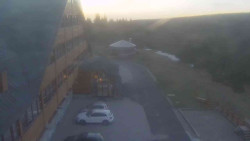 Parkoviště a hlavní vchod