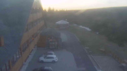 Parkoviště a hlavní vchod