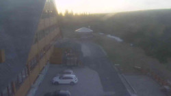 Parkoviště a hlavní vchod