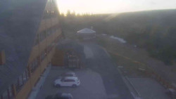 Parkoviště a hlavní vchod