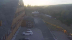 Parkoviště a hlavní vchod